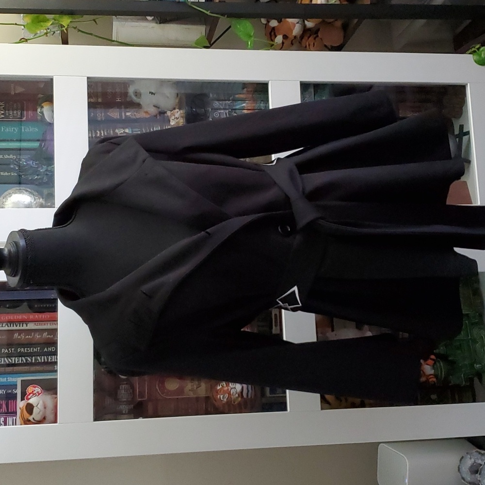Simply Chloe Dao Black Cropped Pleated Jacket with Belt M